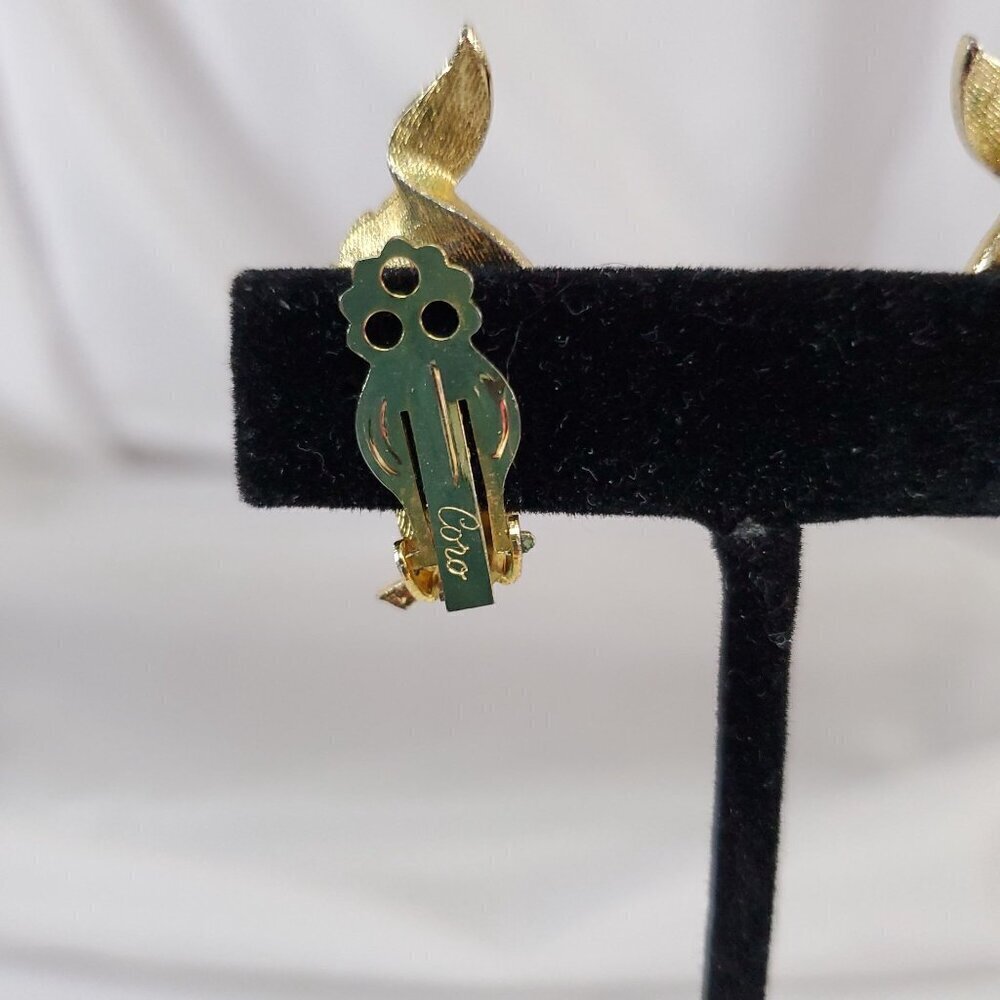 Vintage Coro Brushed Gold-Tone Leaf Brooch & Clip-On Earrings Jewelry Set - Picture 10 of 14
